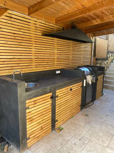 דק בכניסה לסאונה